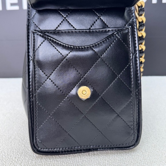 Chanel Black Quilted Shoulder Bag with Gold Chain - Picture 5 of 9